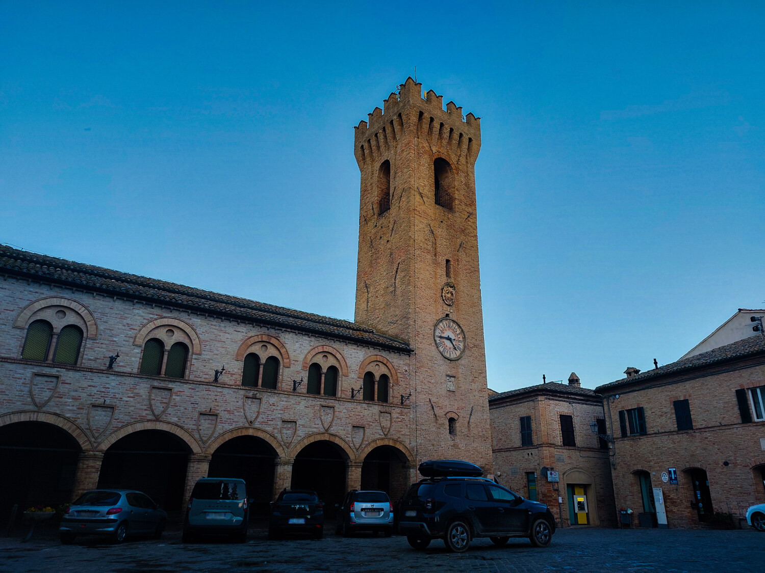piazza del comune di Montelupone piazza del comune di Montelupone