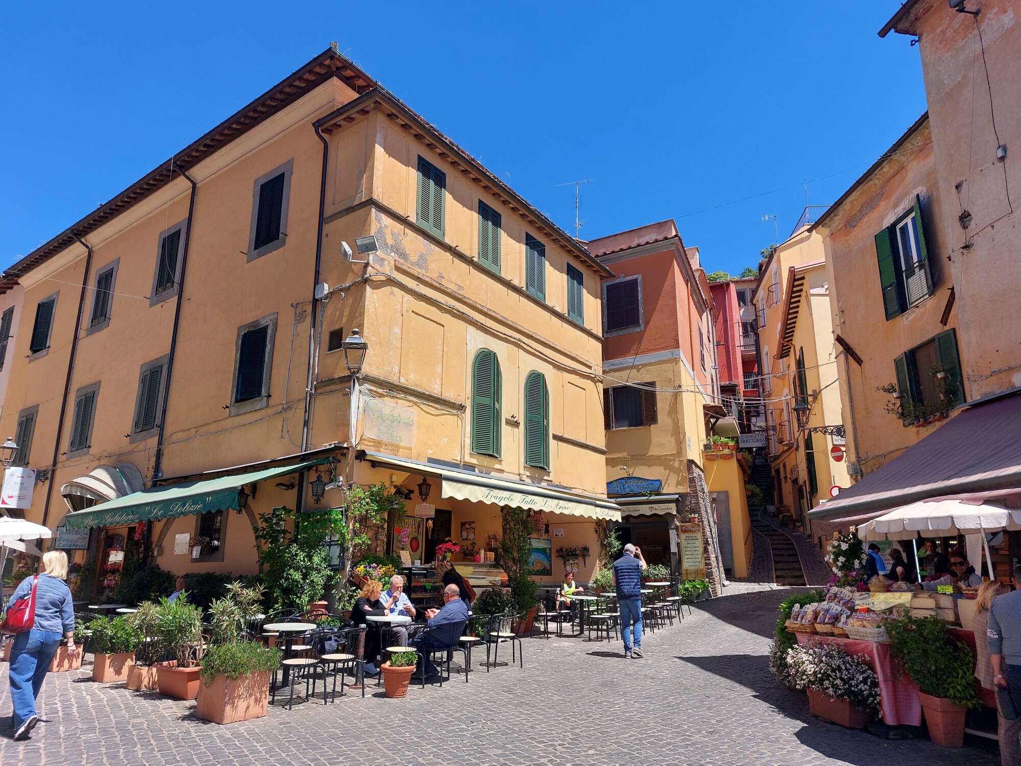 piazza principale di Nemi
