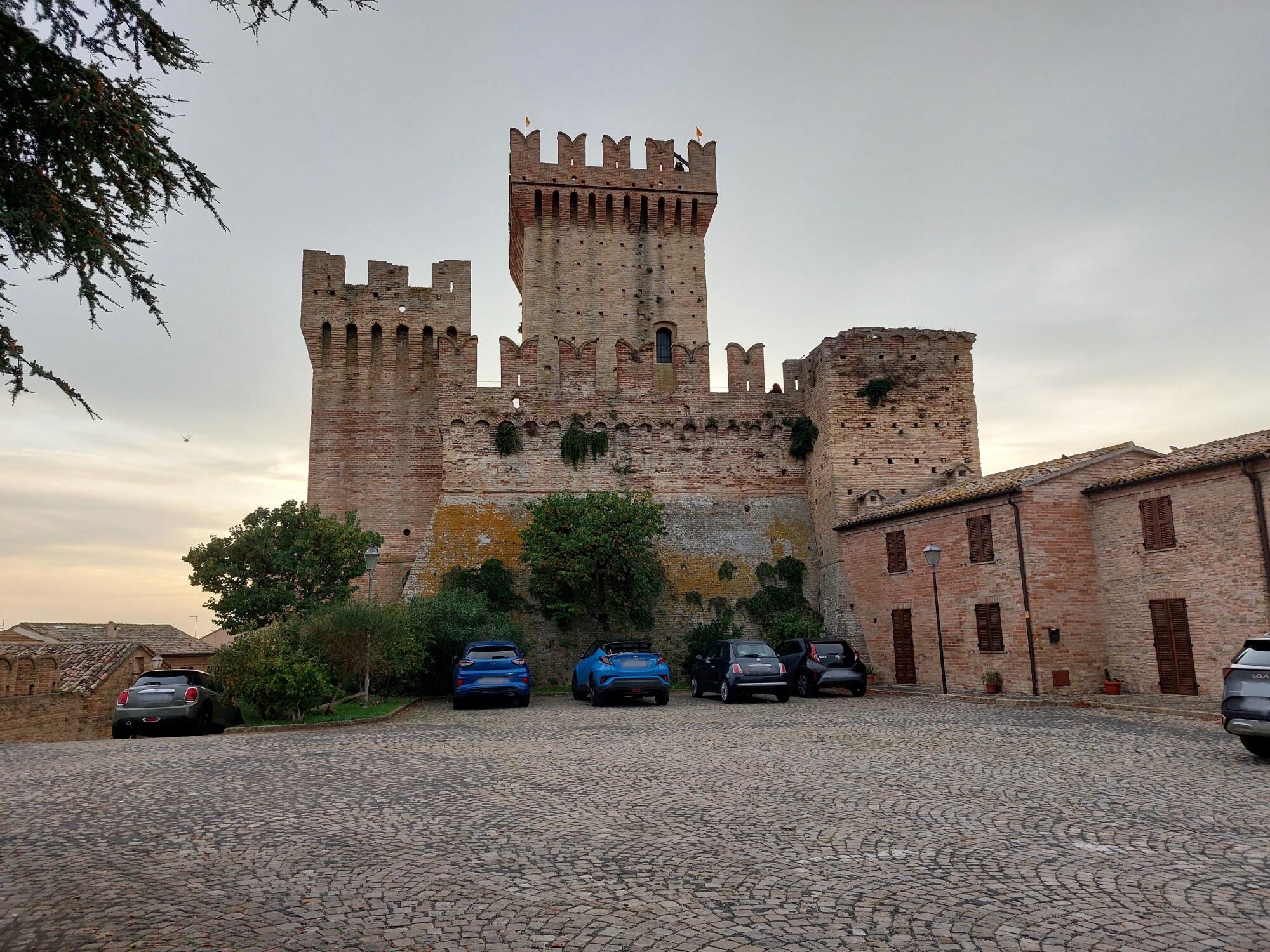 Piazza del Maniero Offagna