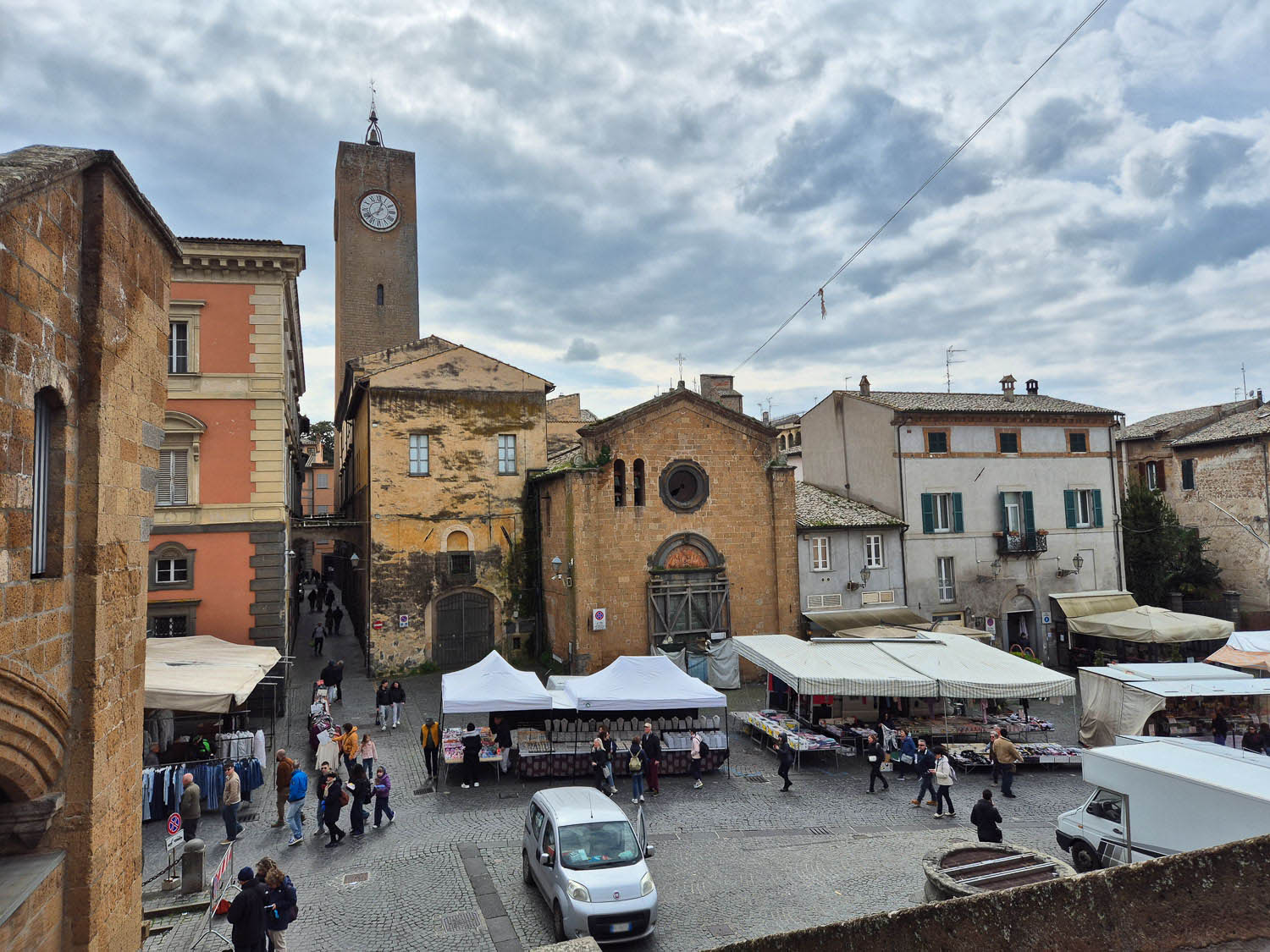 Piazza del Popolo e il mercato