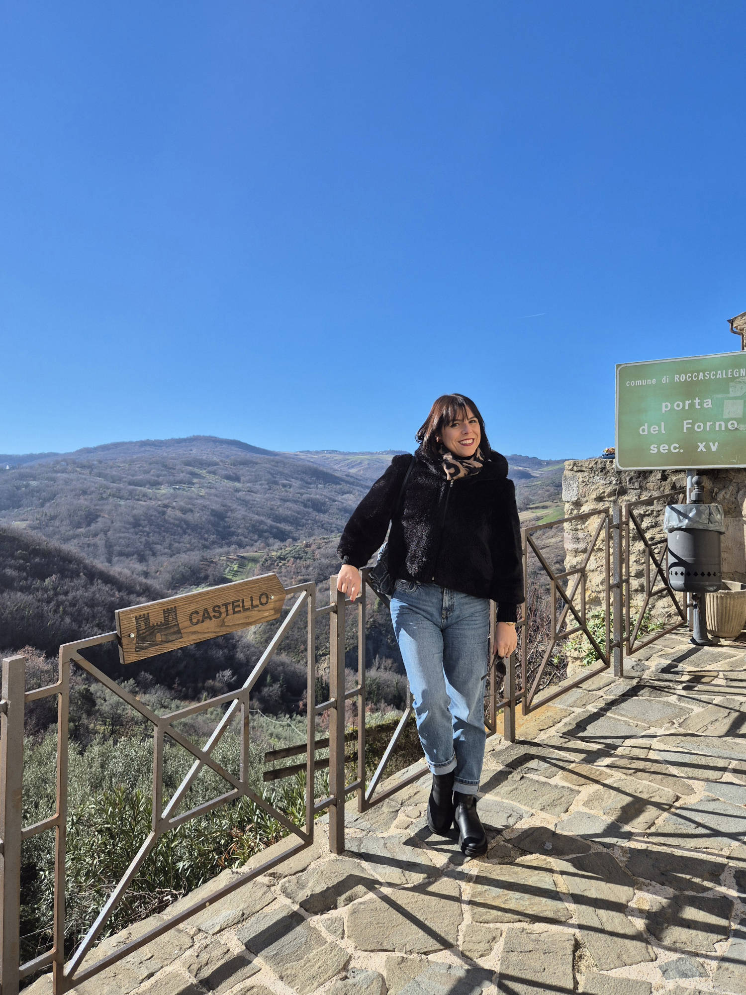 Sentiero per salire al castello dal borgo
