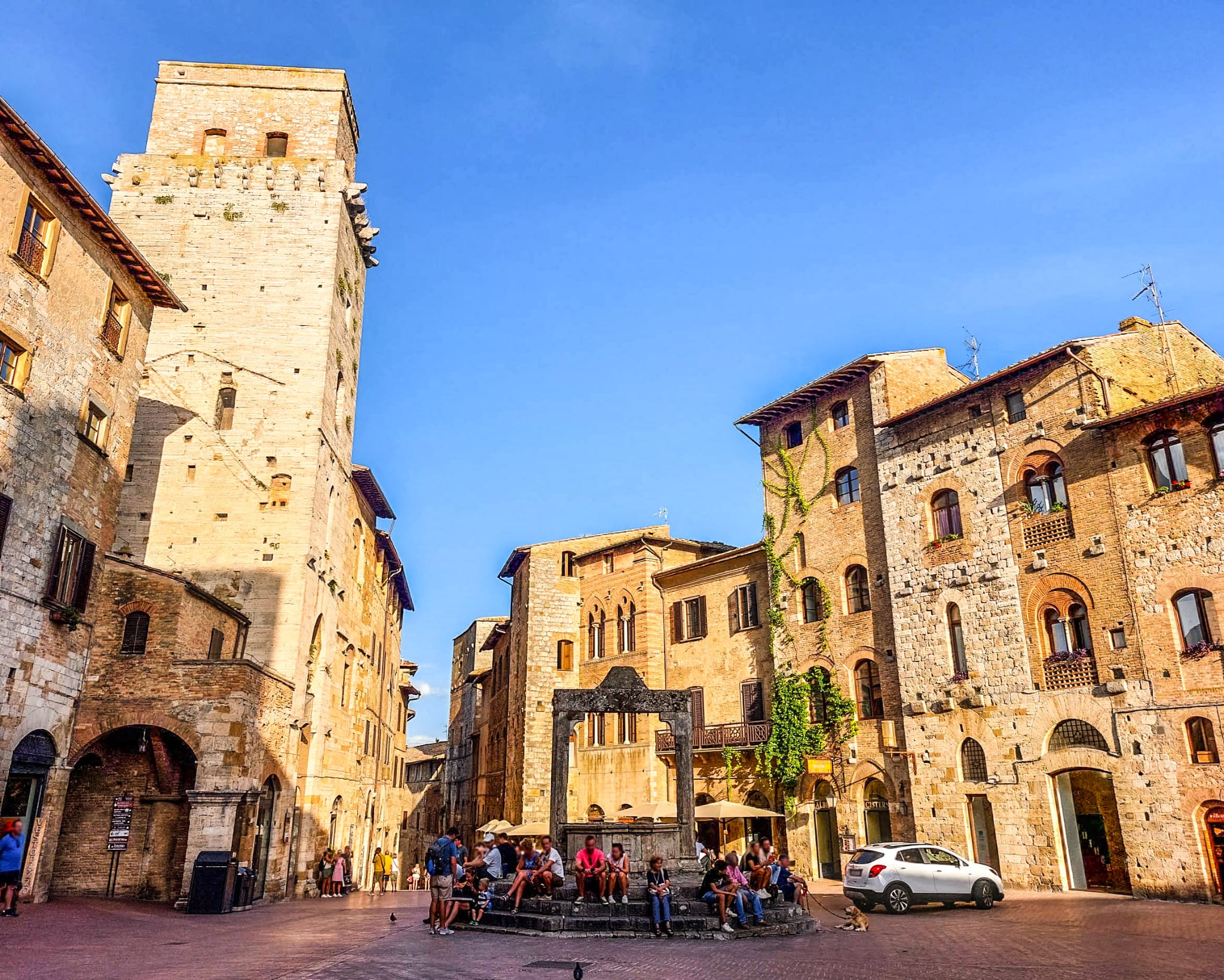 Piazza della Cisterna San Gimignano