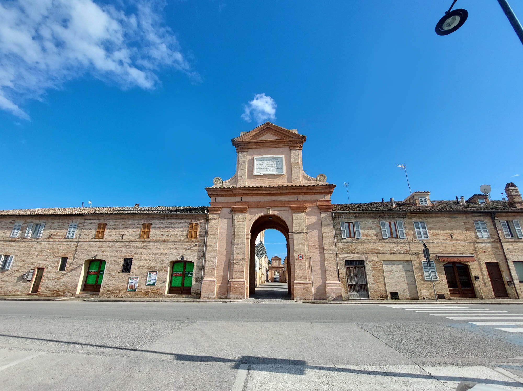 Ingresso nel borgo da Porta Clementina Ingresso nel borgo da Porta Clementina