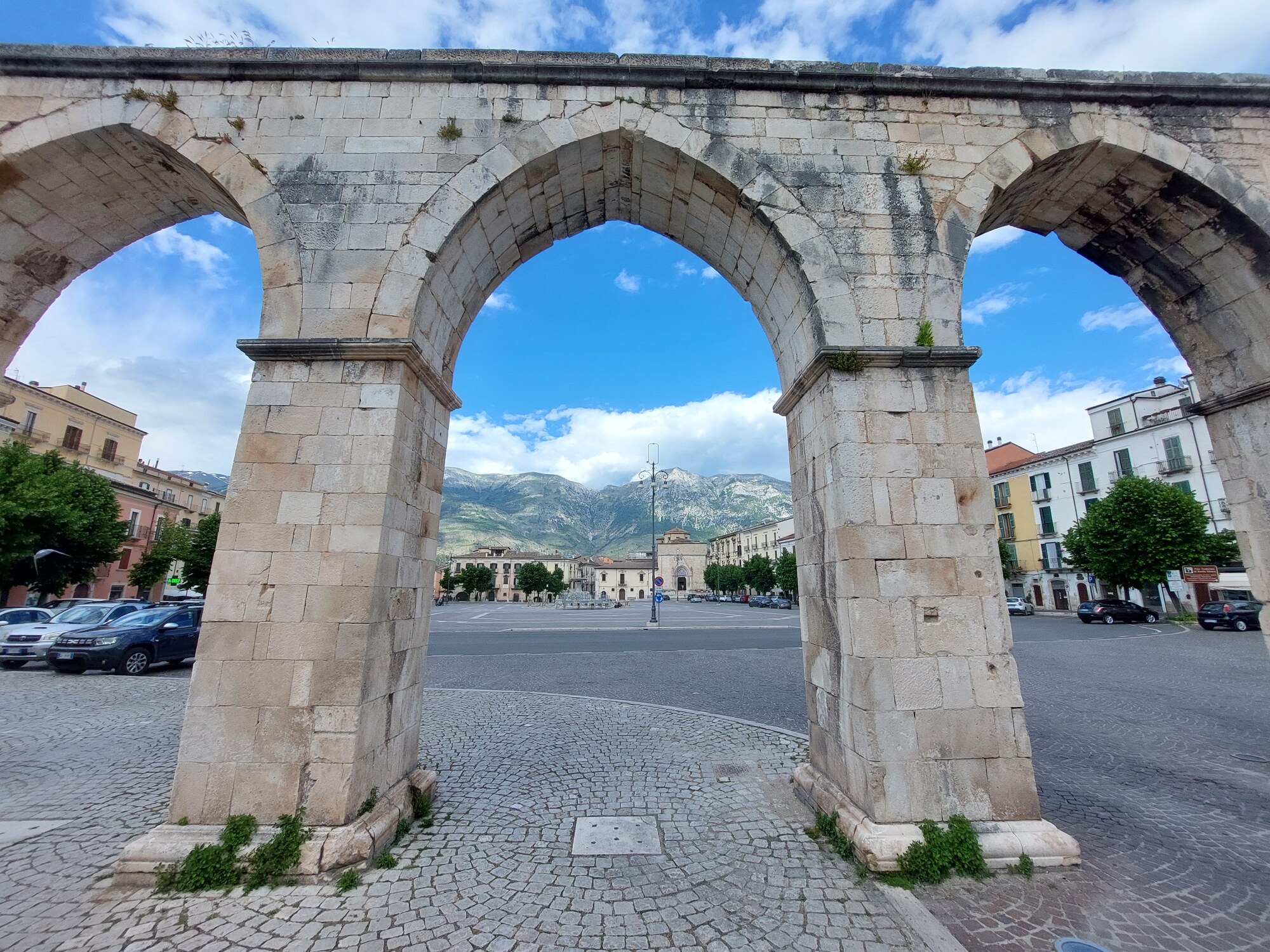 Sulmona tra confetti e montagne