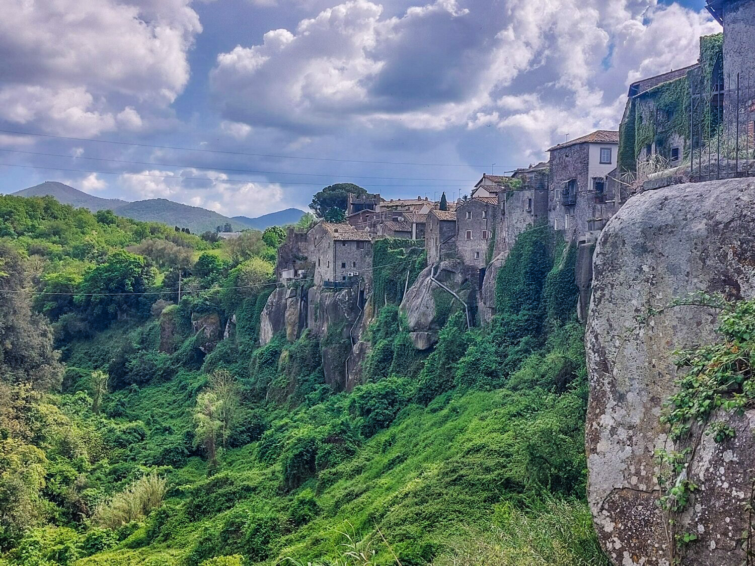 Borgo sospeso, tra natura e architettura