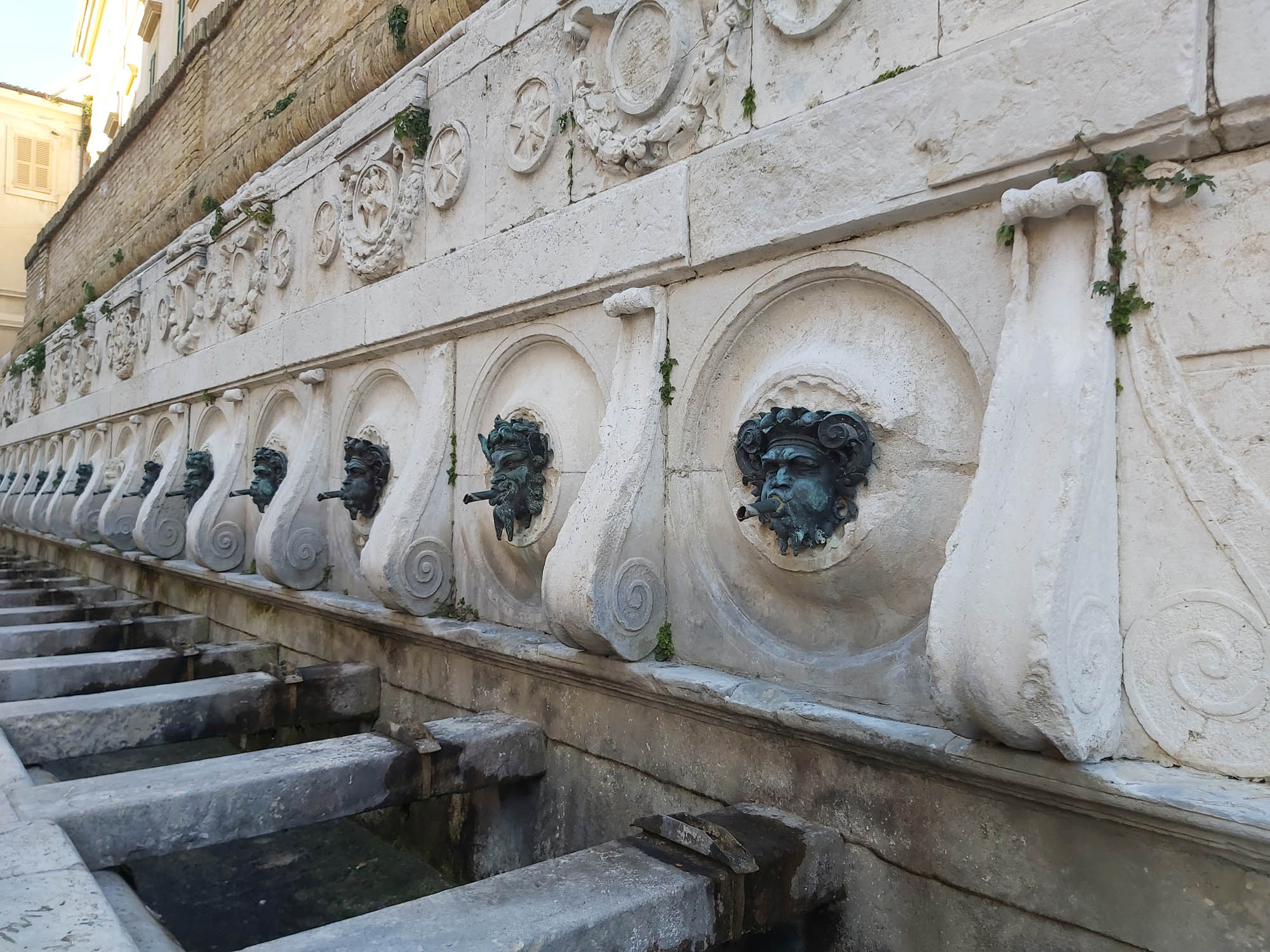 Fontana delle 13 cannelle