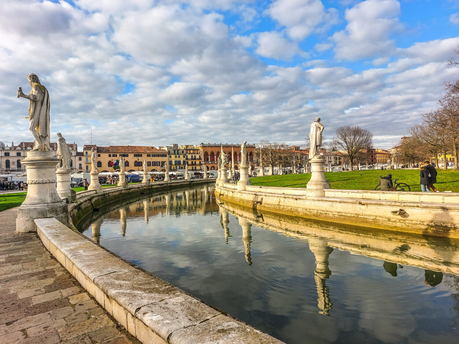 Prato della Valle, tra le maggiori Piazze d’Europa Prato della Valle, tra le maggiori Piazze d’Europa