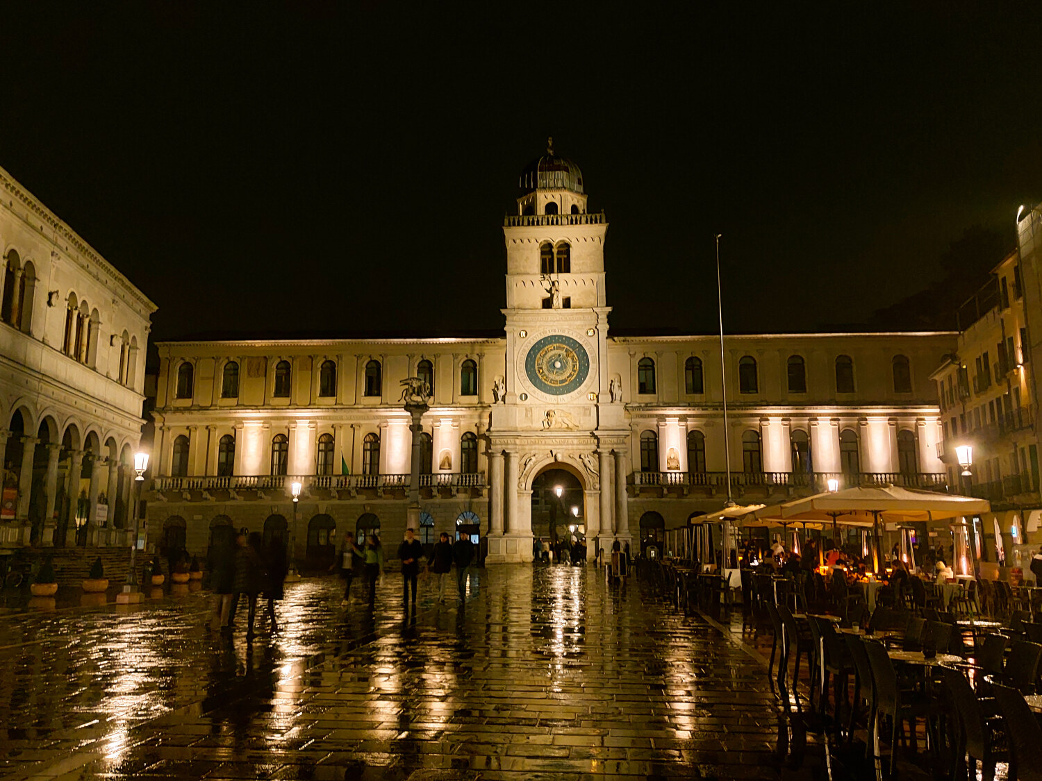 Piazza dei Signori a Padova di notte Piazza dei Signori a Padova di notte