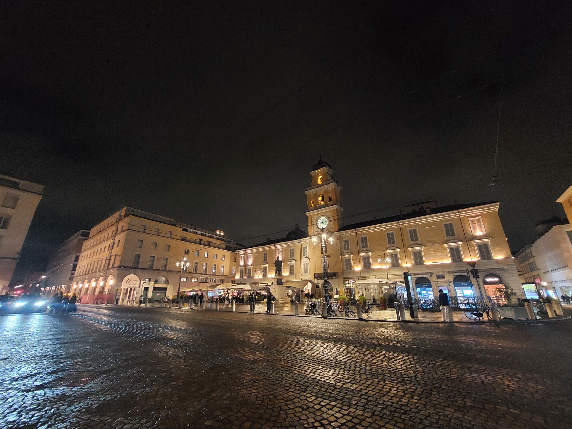Piazza Garibaldi, aperitivo a Parma Piazza Garibaldi, aperitivo a Parma