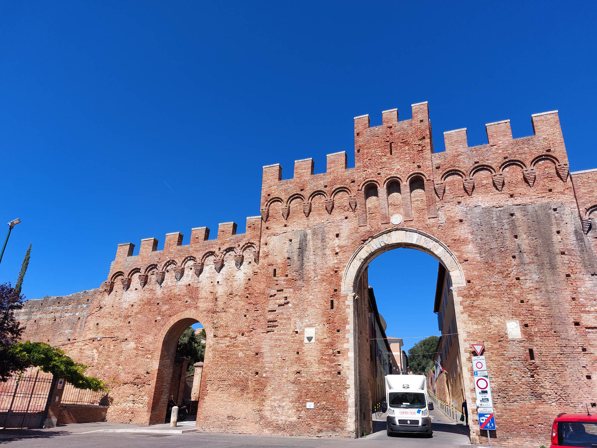 Porta Tufi e dove parcheggiare a Siena