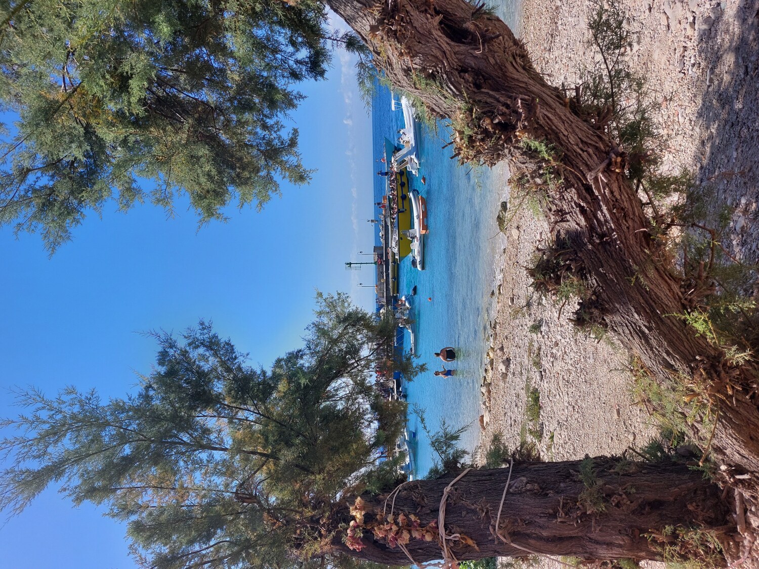 piccola spiaggia incastonata piccola spiaggia incastonata